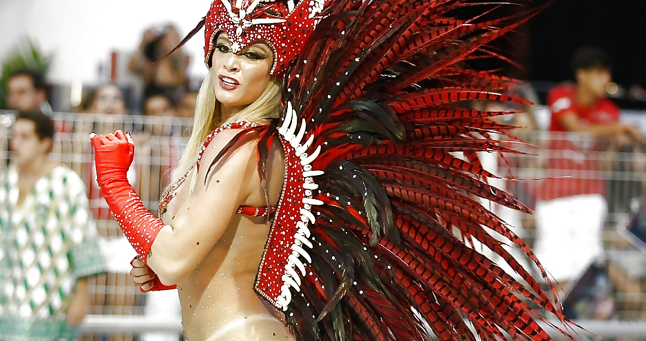 ブラジルのカーニバルのセクシーな女性
 #22139284
