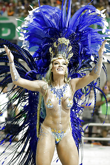 ブラジルのカーニバルのセクシーな女性
 #22139316