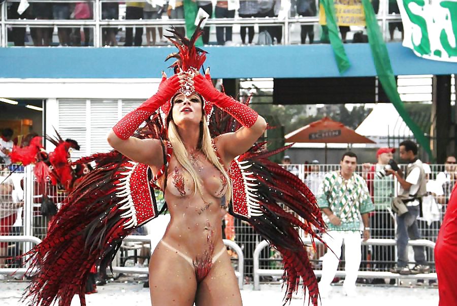 ブラジルのカーニバルのセクシーな女性
 #22139349
