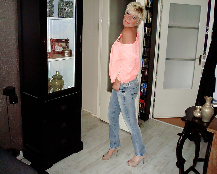 Dutch Hot Chick Mature Dans Des Jeans Serrés Et Nylon #10506811