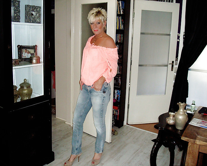 Dutch Hot Chick Mature Dans Des Jeans Serrés Et Nylon #10506823