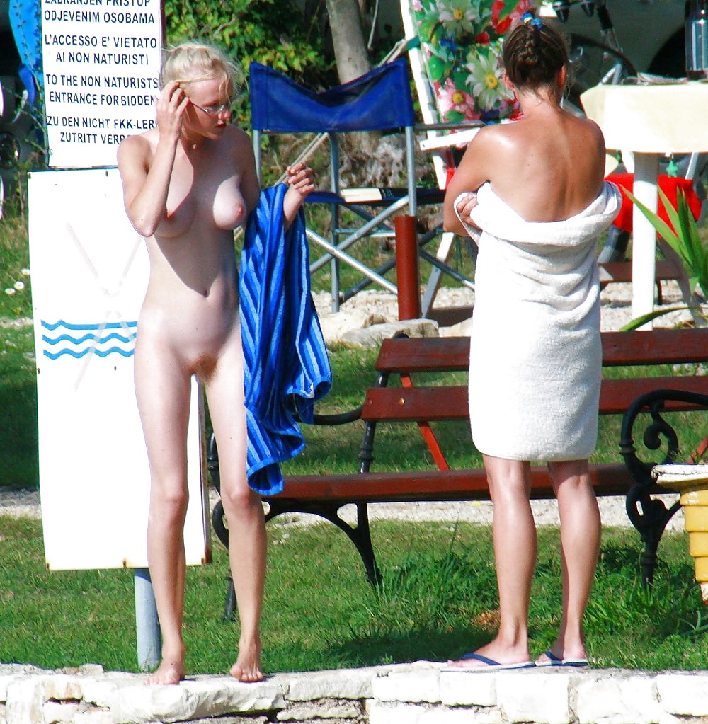 Madre e amica della figlia sulla spiaggia
 #1815097