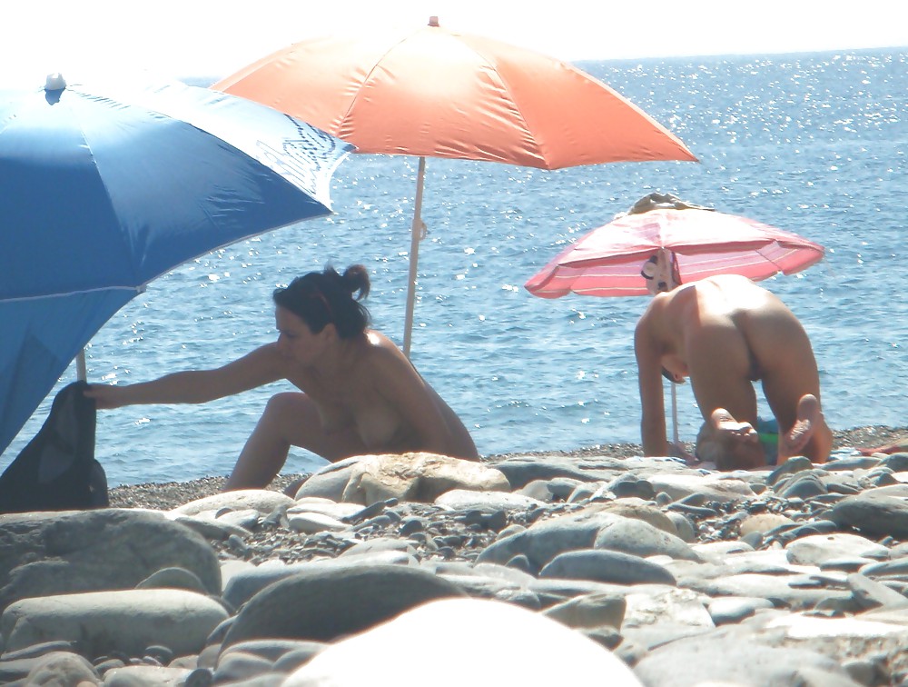 Desnudo en la playa 7
 #22567846