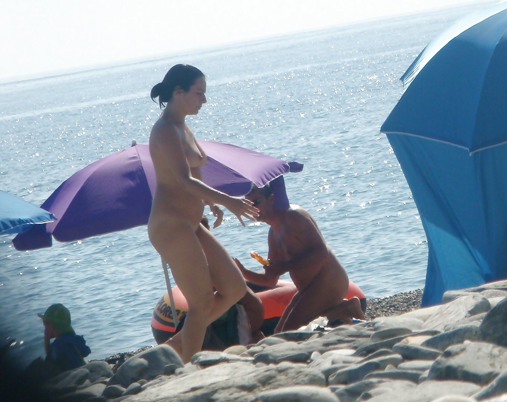 Desnudo en la playa 7
 #22567866