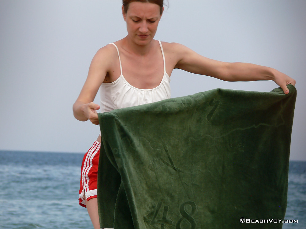 Desnudo en la playa 7
 #22567889