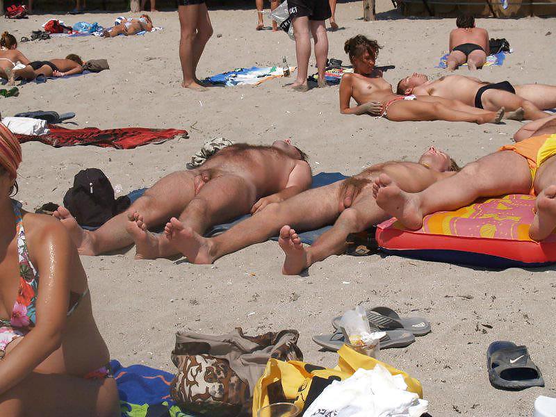 Todos desnudos en la playa
 #10169753