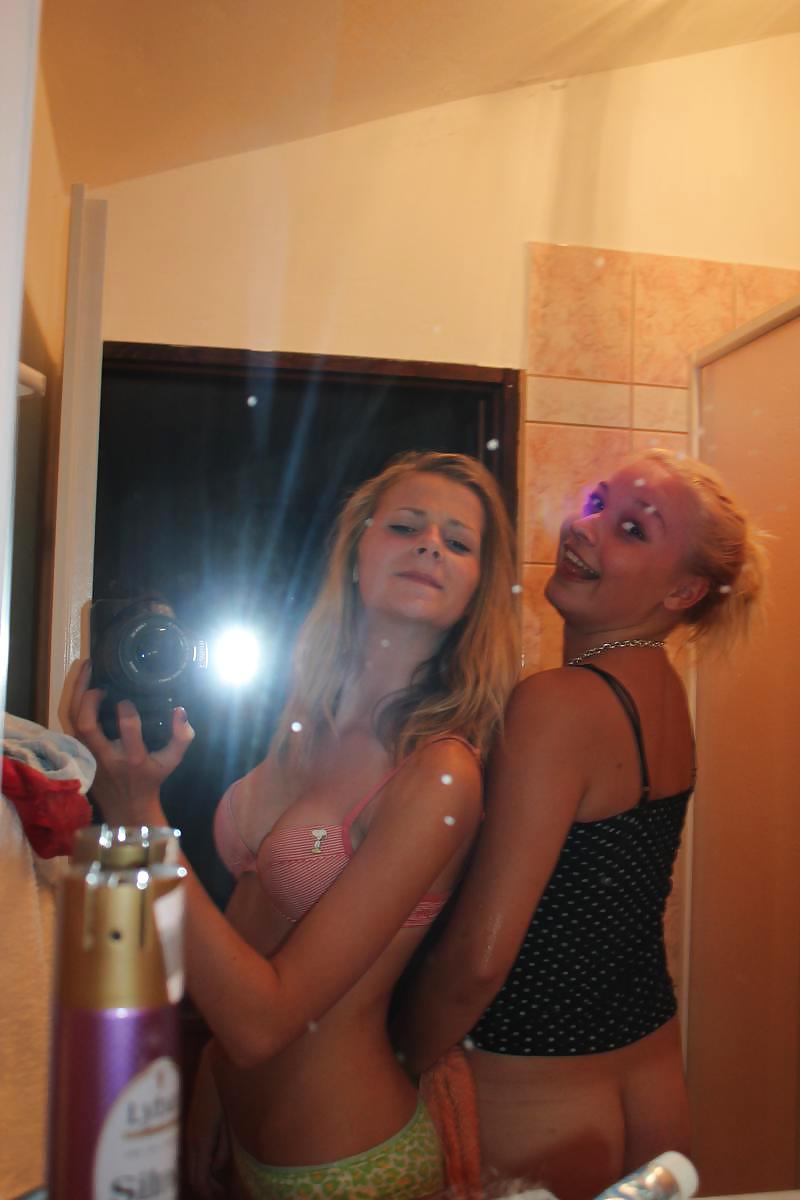 2 Blonde Jugendliche Im Urlaub #14075720