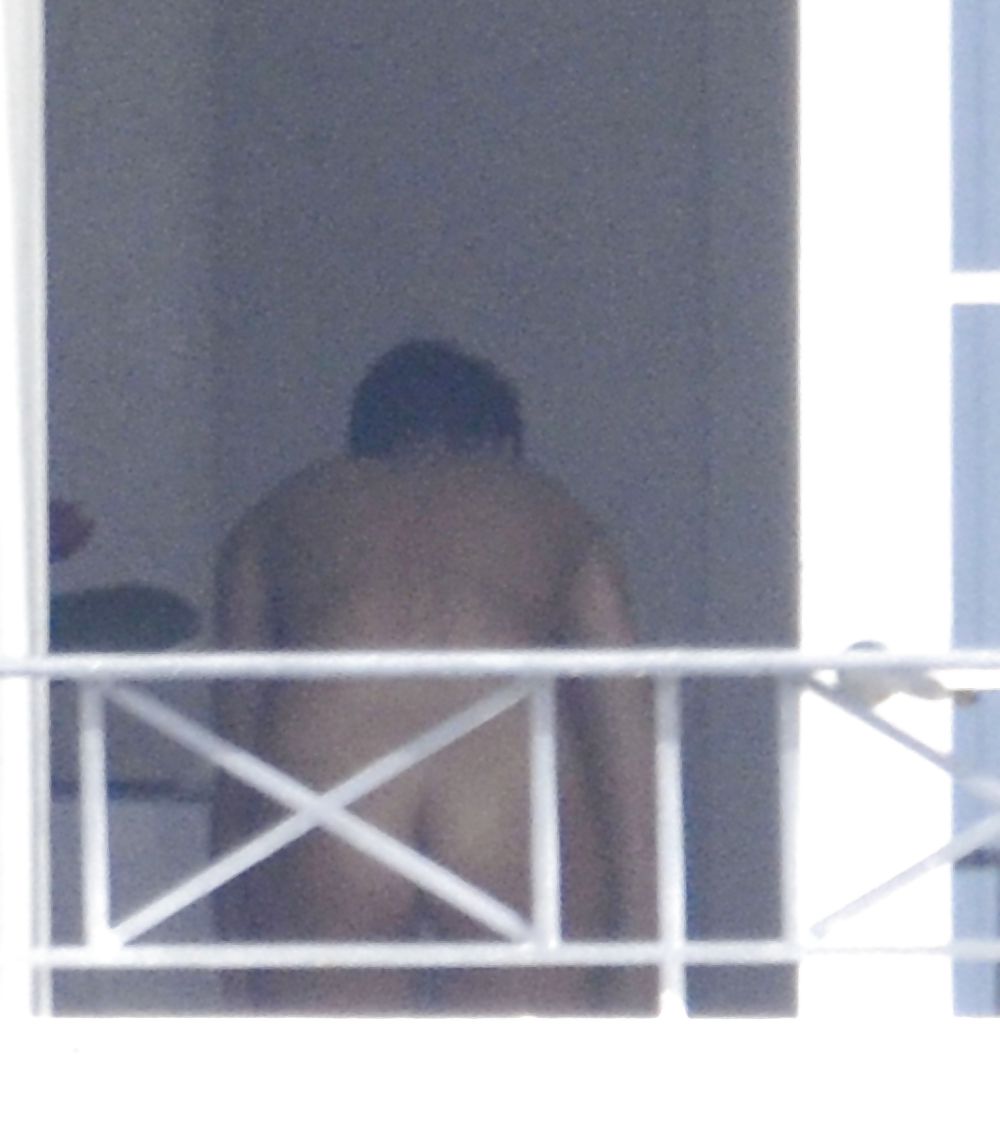 Rihanna al suo balcone nuda
 #15902765