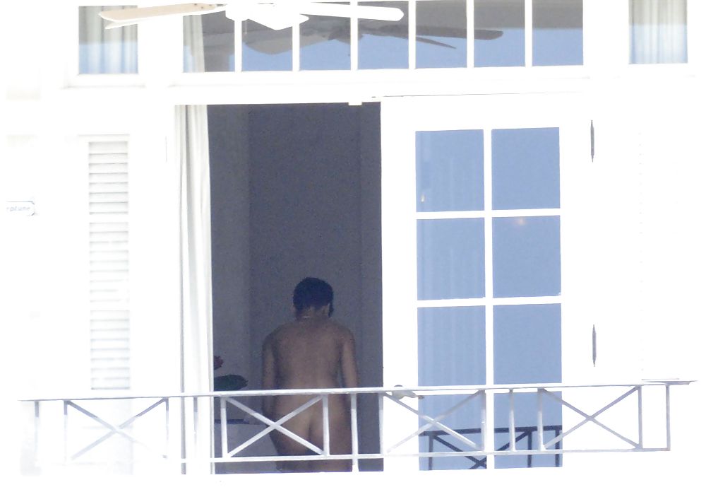 Rihanna at her balcony naked
 #15902780