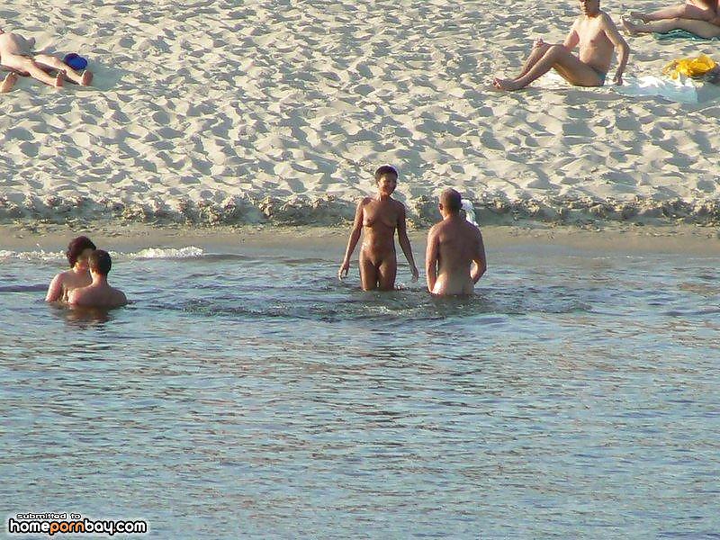 La spiaggia nudista è la migliore
 #8941687
