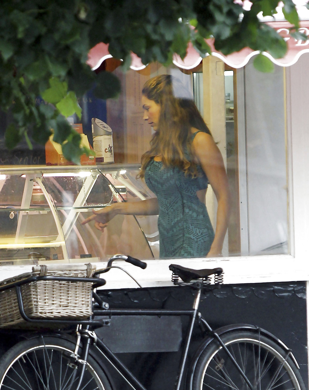 Kelly Brook shopping at a store in England #4369852