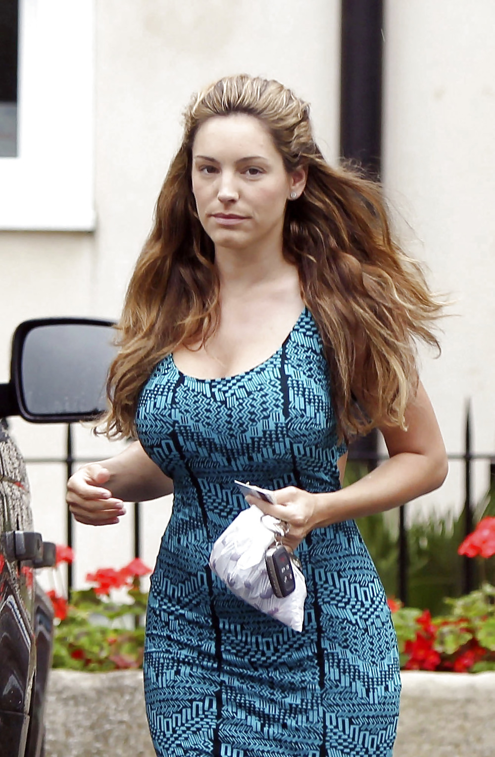 Kelly Brook shopping at a store in England #4370060