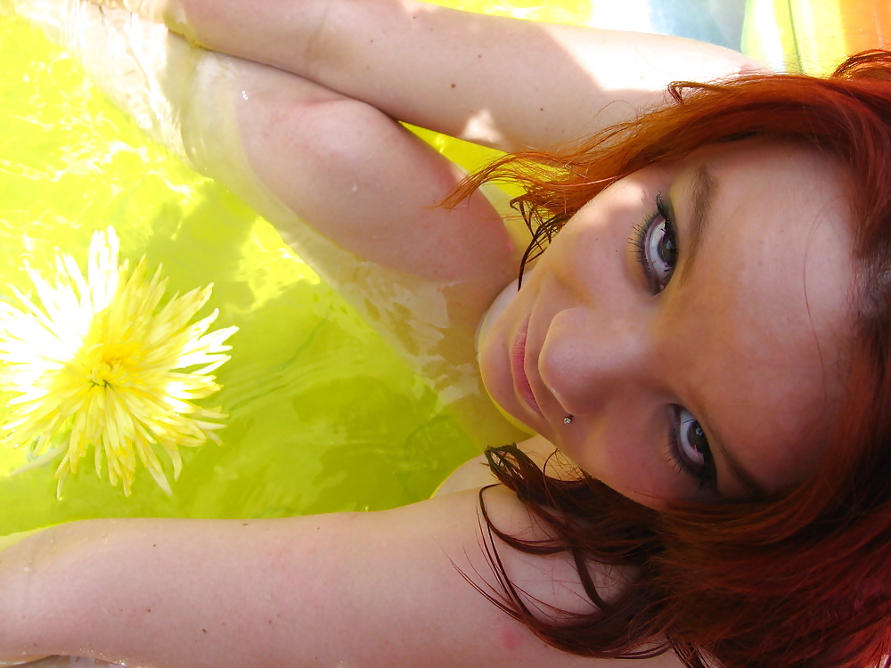 Sfrigolante rossa tettona calda in piscina bikini
 #5295746