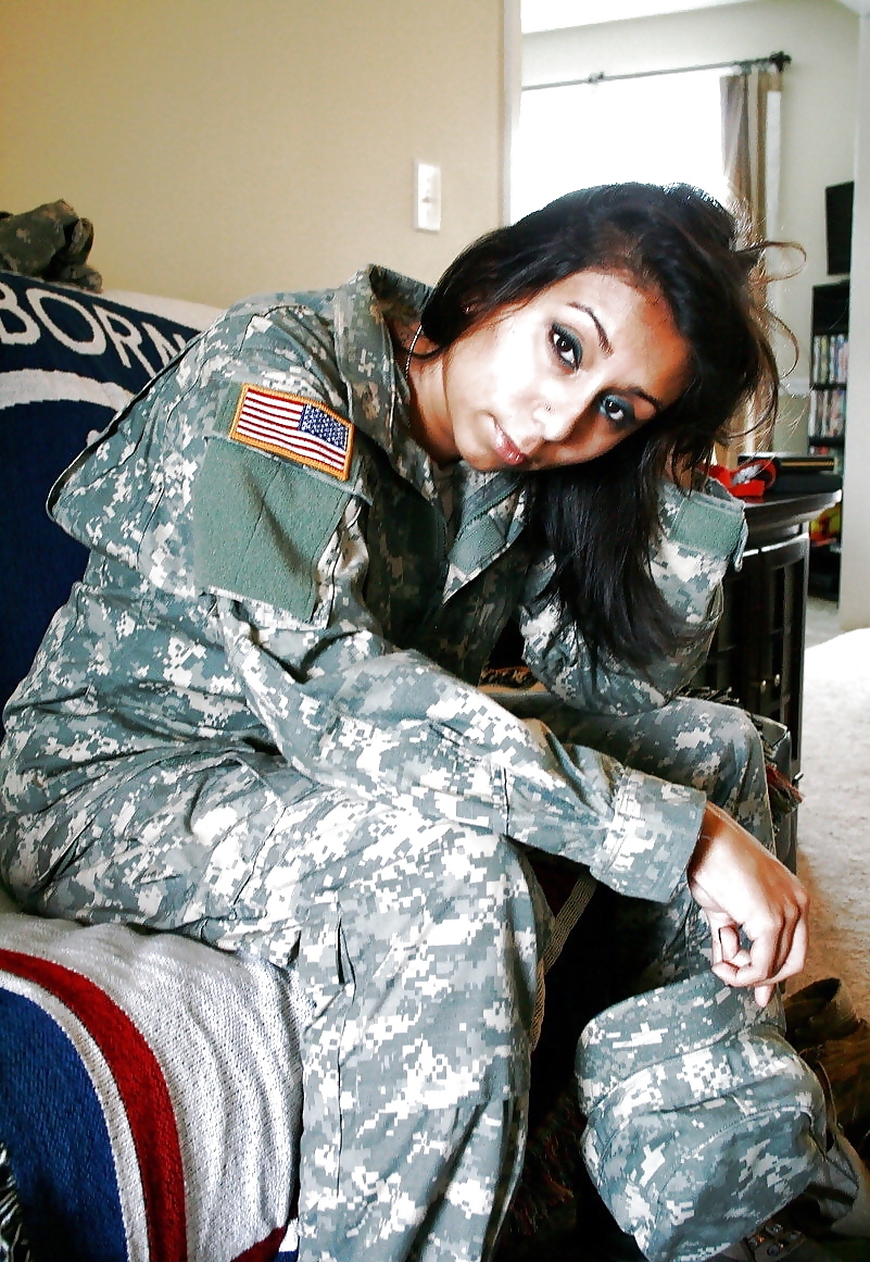 Chica del ejército
 #16608494