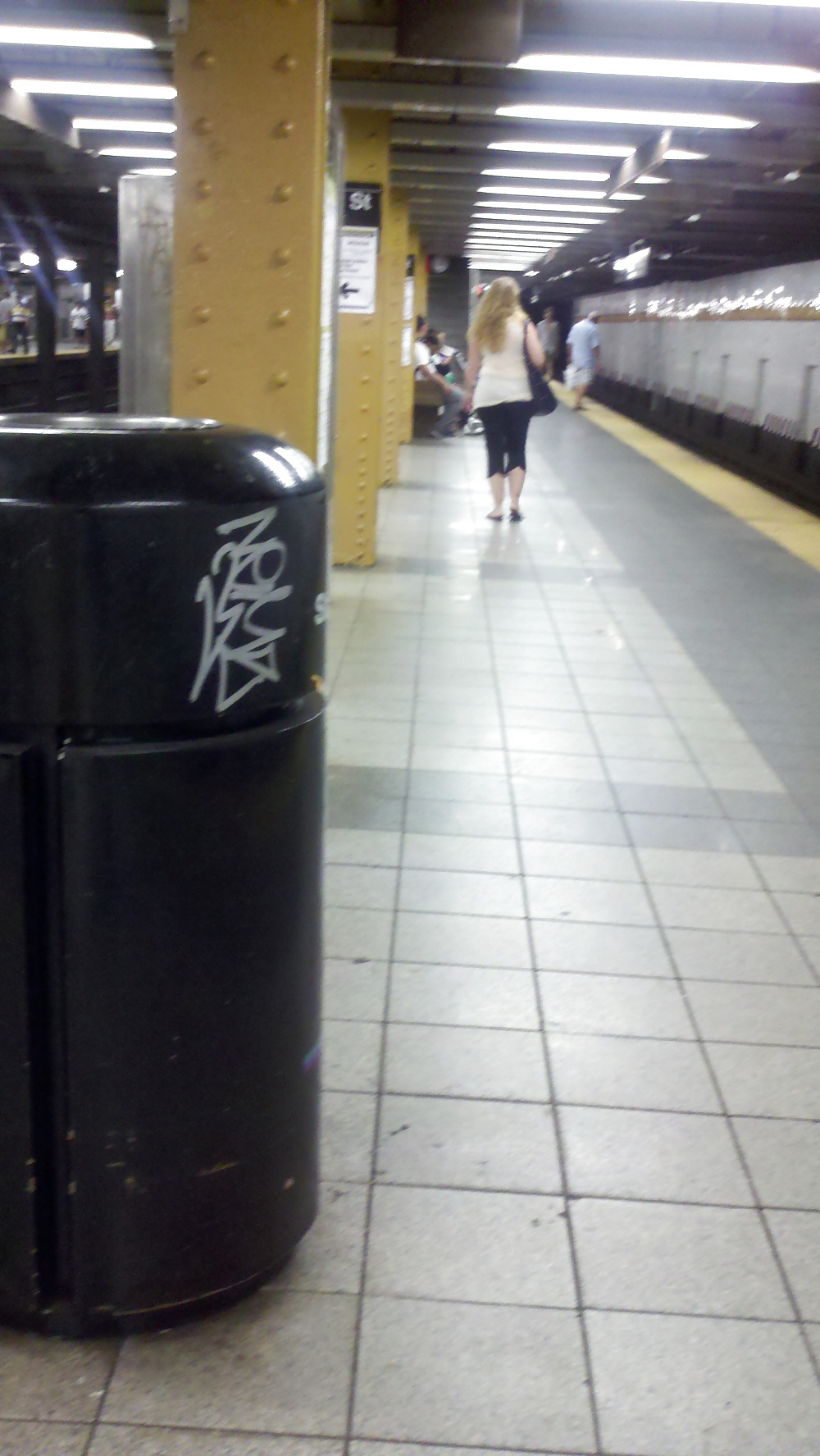 ニューヨークの地下鉄の女の子3
 #4787791