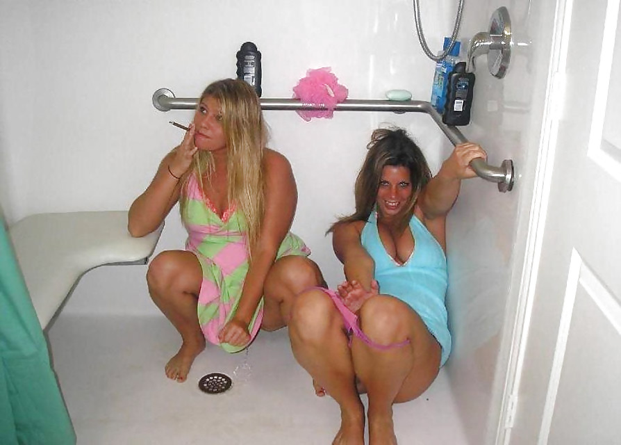 Chicas en toilette 3
 #2047055
