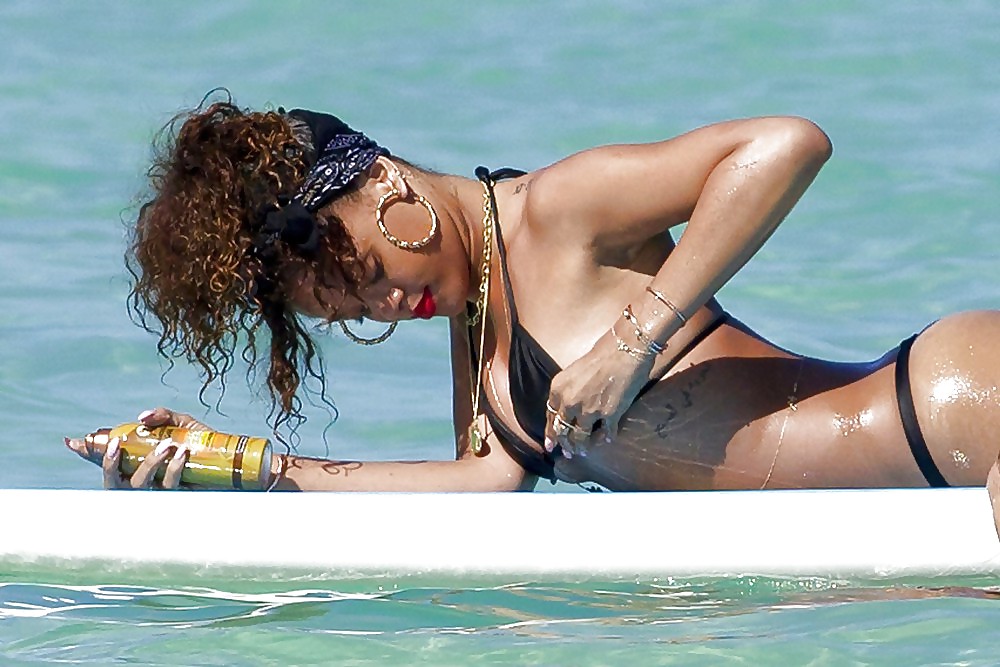 Rihanna - 黒檀のポップテンプレストレスは、コックのためにギャグを取る
 #18774109