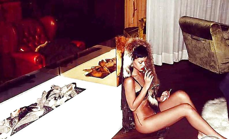 Rihanna - 黒檀のポップテンプレストレスは、コックのためにギャグを取る
 #18774179