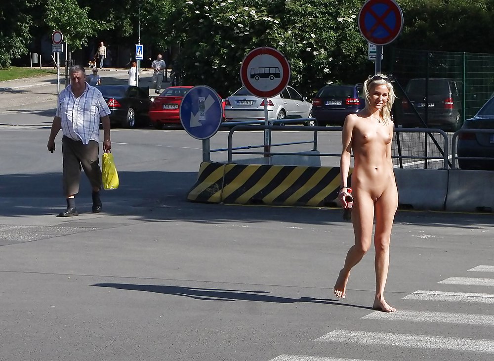 Ragazze nude in pubblico #12
 #18491397