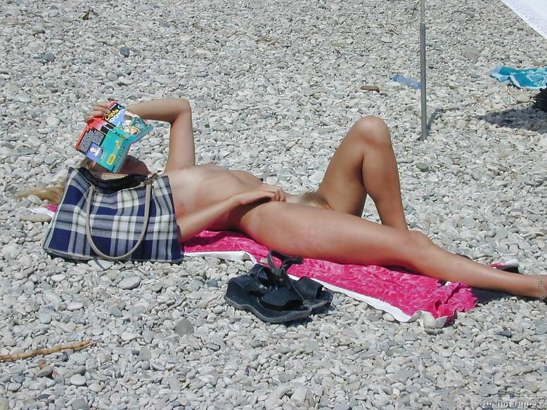 Rubias desnudas en la playa
 #326486