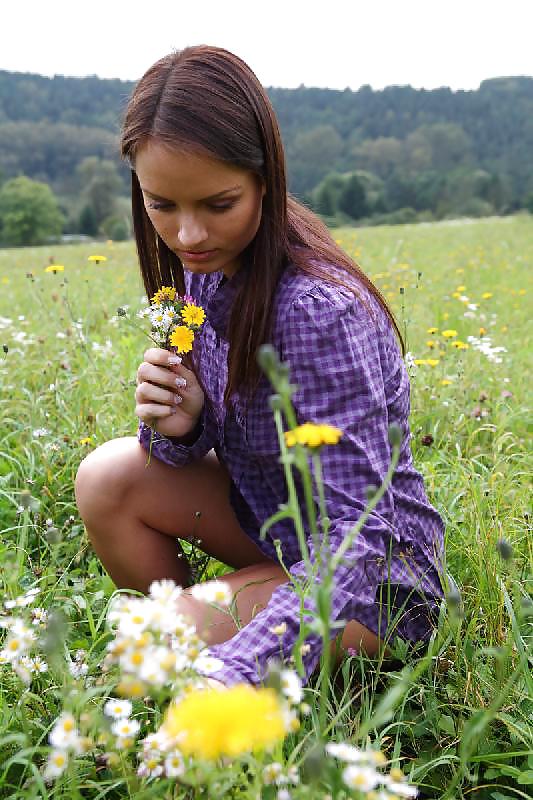 Jugendlich Brunette In Einem Feld Zu Blinken #12641700