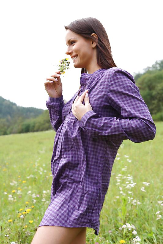 Jugendlich Brunette In Einem Feld Zu Blinken #12641712