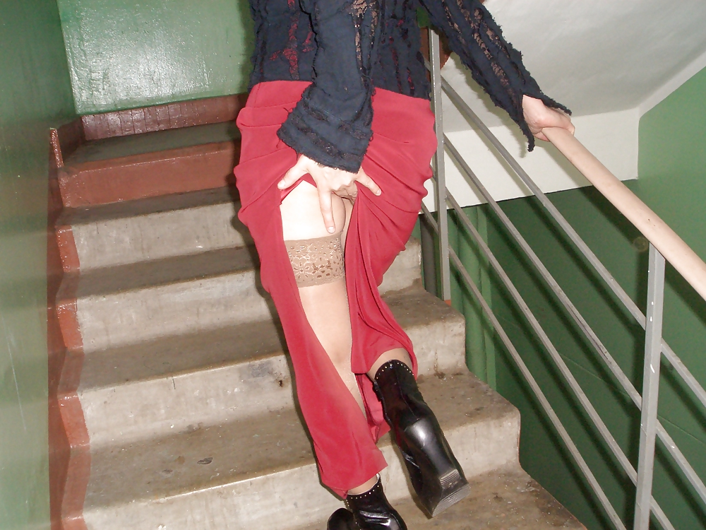 Posando en medias en una escalera
 #16603555