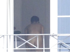 Rihanna desnuda en el balcón (cambio de bikini)
 #13578574