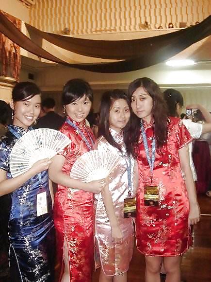 2 o más chicas asiáticas en cheongsam de satén
 #17543853