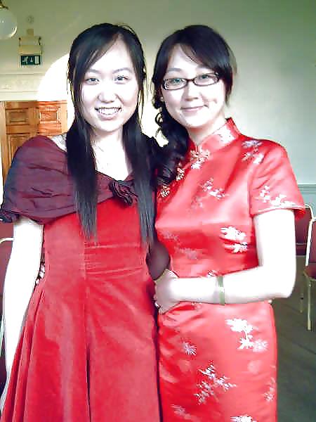 2 o più ragazze asiatiche in cheongsam di raso
 #17543865