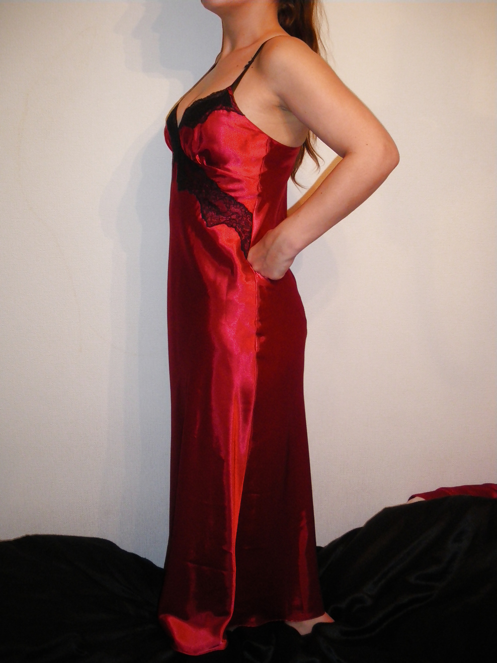 私の新しい赤いサテンのナイトドレス、パンティーは絹のような液体 
 #5780618