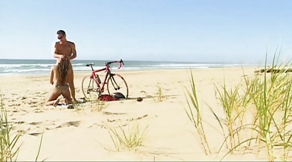 Fermata di sesso in bicicletta sulla spiaggia
 #3253029