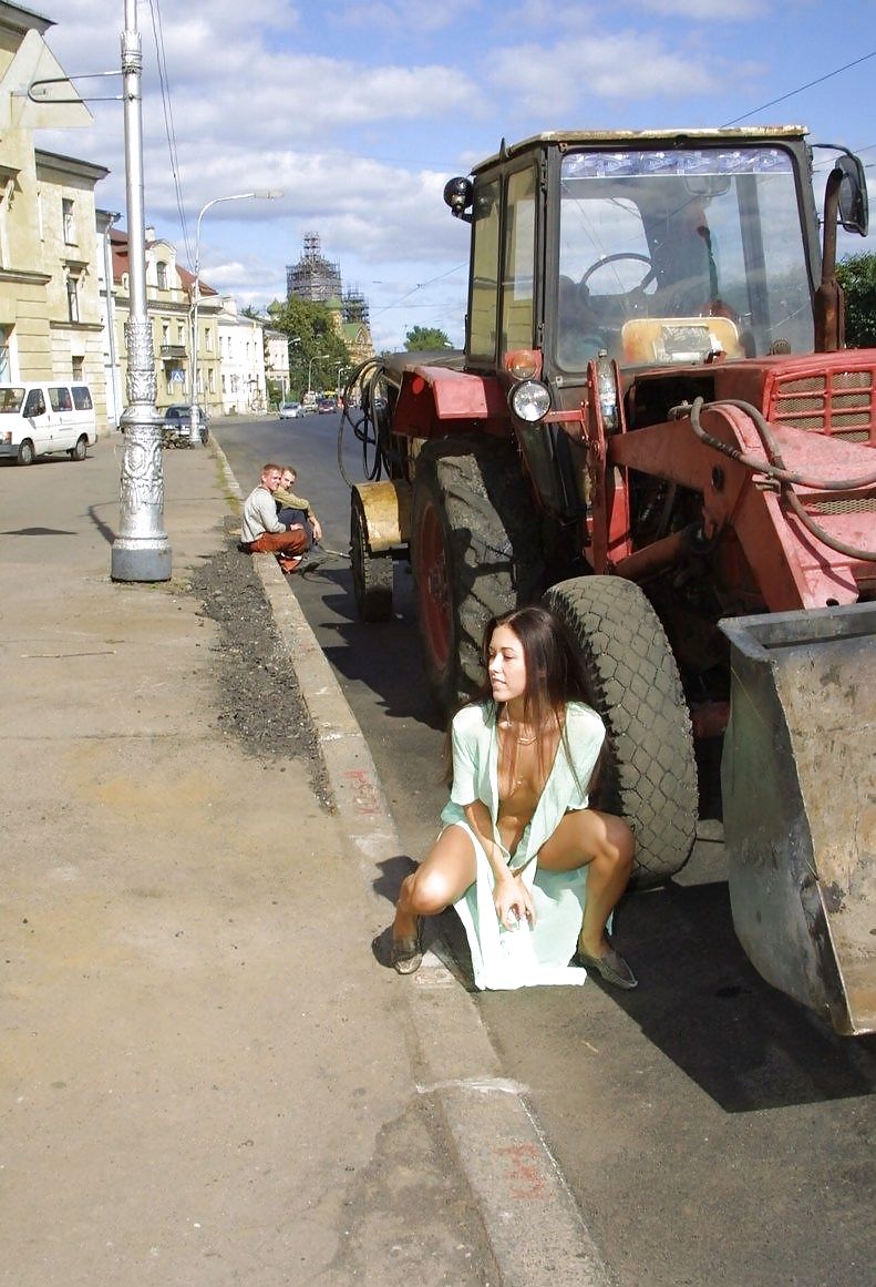 Ragazza russa nuda sulla strada, da blondelover.
 #3849628