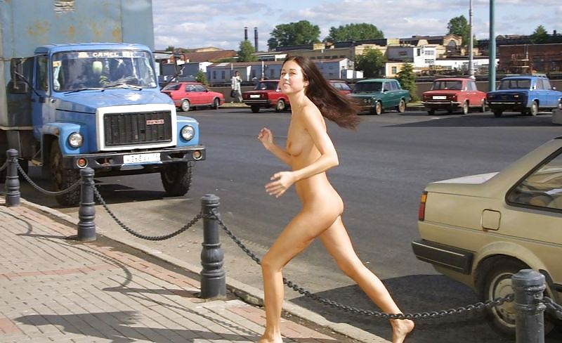 Ragazza russa nuda sulla strada, da blondelover.
 #3849679