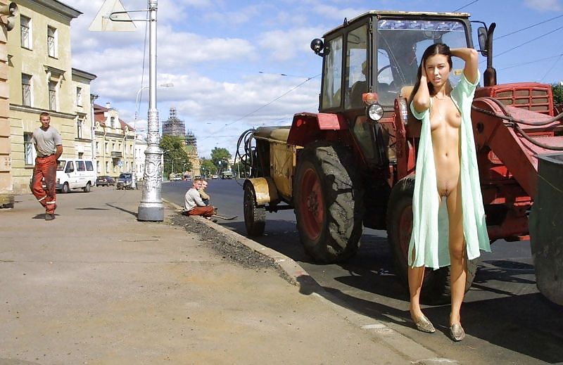 Ragazza russa nuda sulla strada, da blondelover.
 #3849700