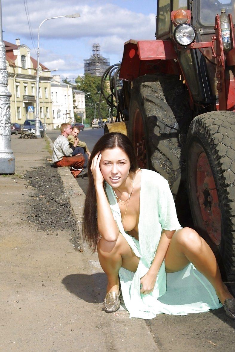 Chica rusa desnuda en la calle, por blondelover.
 #3849735
