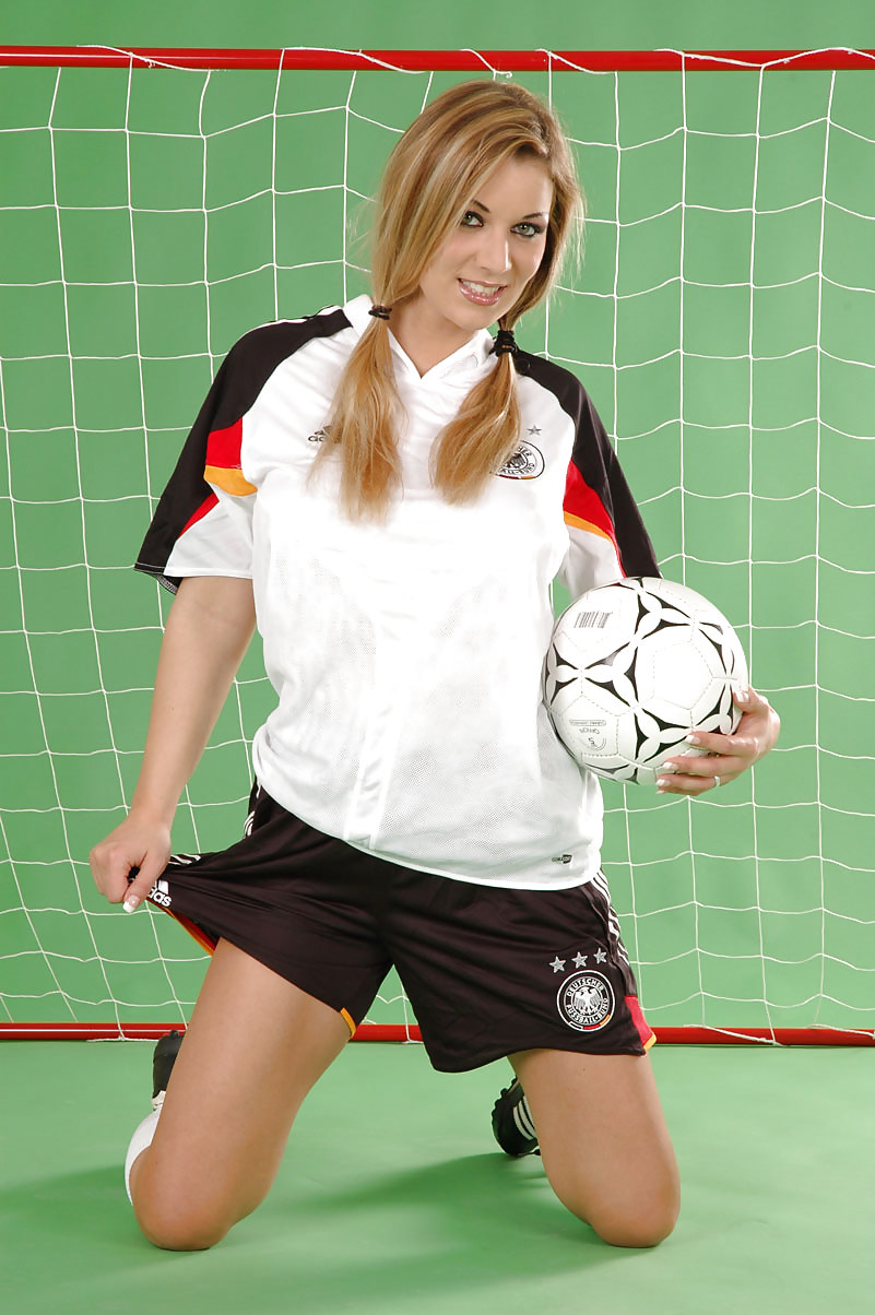ドイツ人女性はサッカーが大好きです :-)
 #16892215