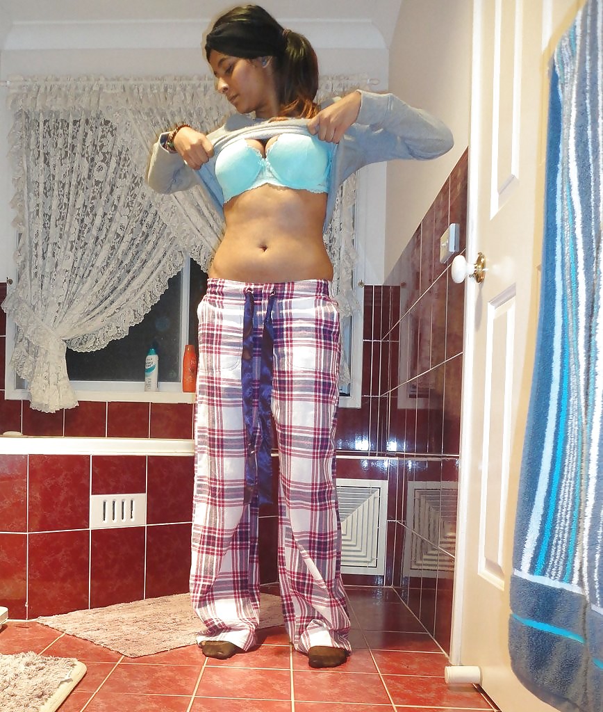 Una chica paquistaní haciendo striptease en el baño - autofoto
 #13381810