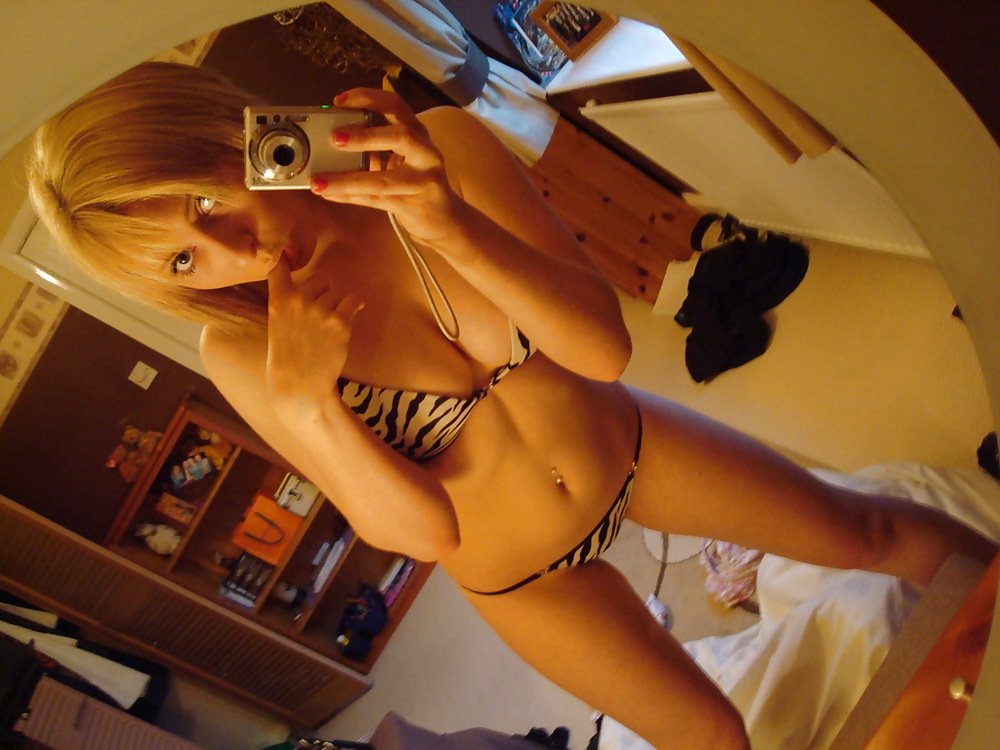 Gestohlene Bilder - Blonde Selfshots Im Spiegel #13908819
