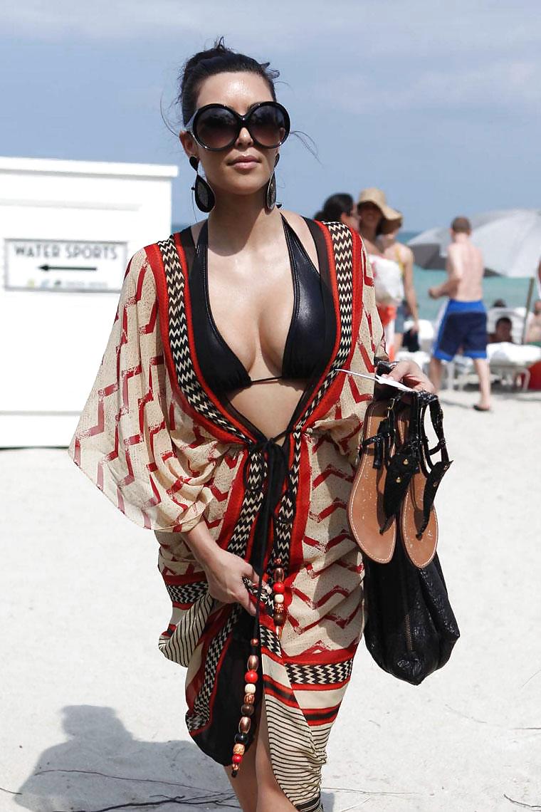 Kim Kardashian En Bikini à La Plage à Miami #6672283