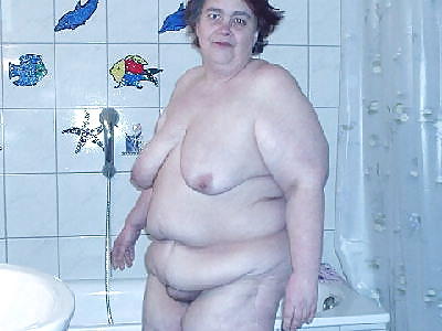 シャワーを浴びる年配の女性
 #3180172