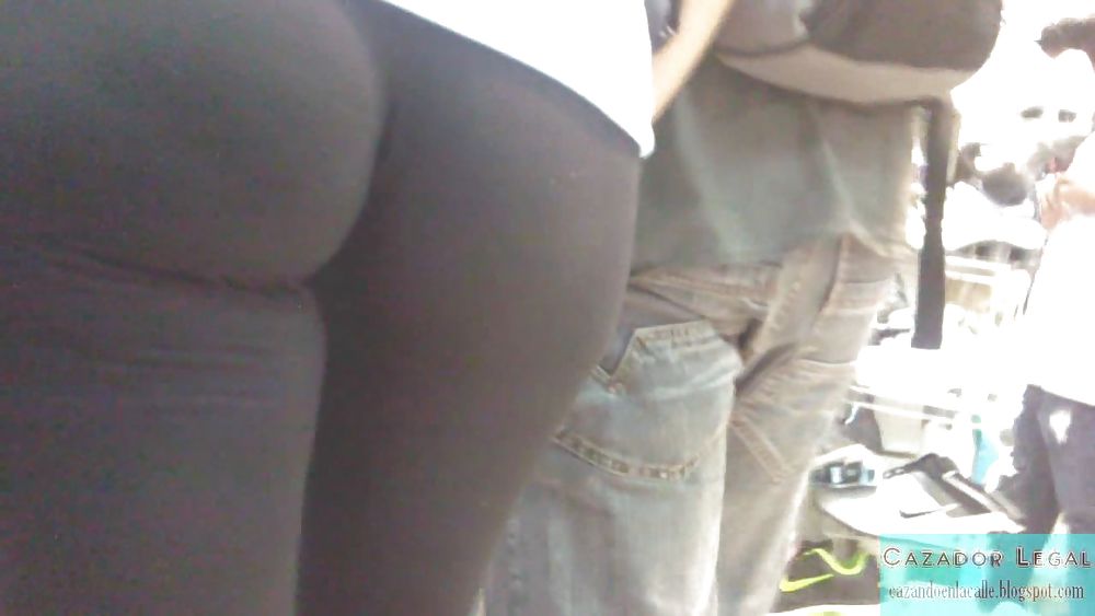 Mujeres con calzas, chicas en pantalones apretados
 #17766458