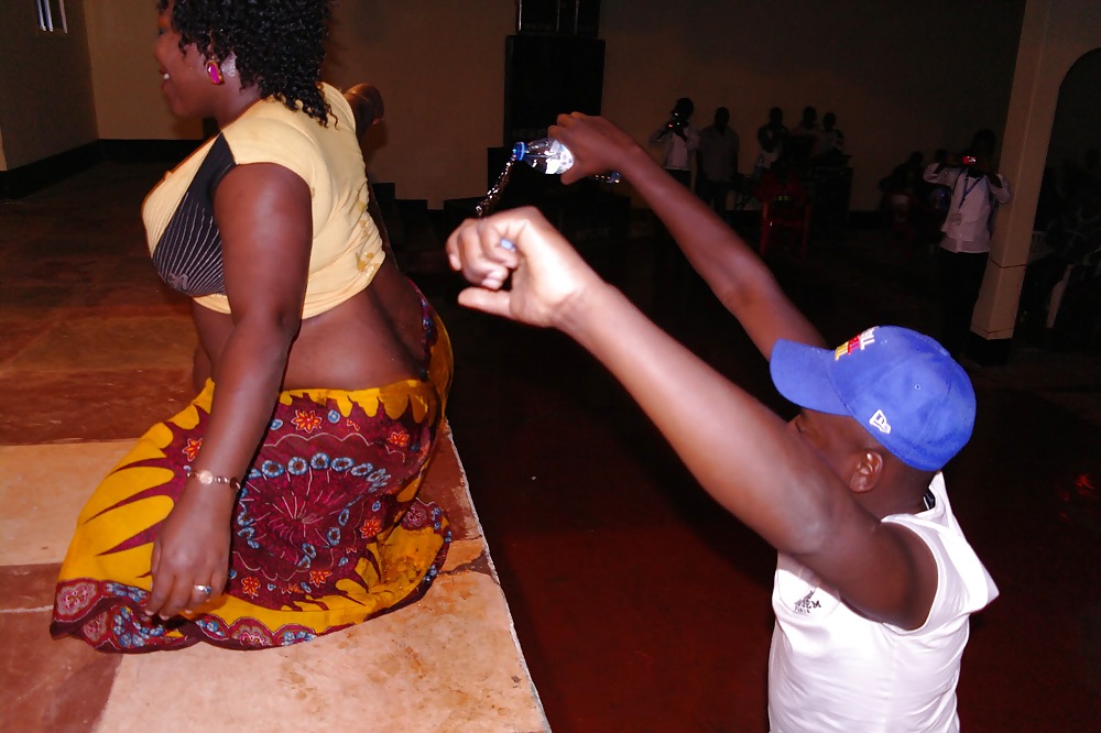 Tanzania stupefacente danza ragazze
 #18834155