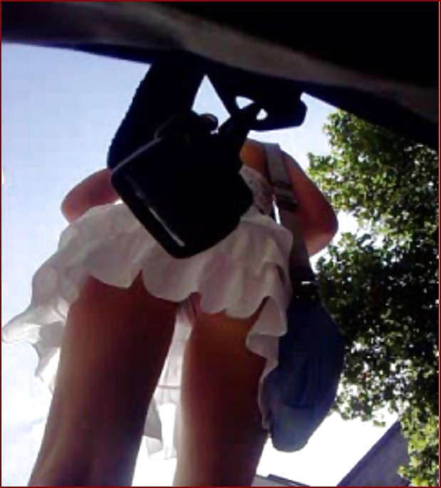 Teen upskirt con figa rasata in tanga bianco caldo
 #12191537