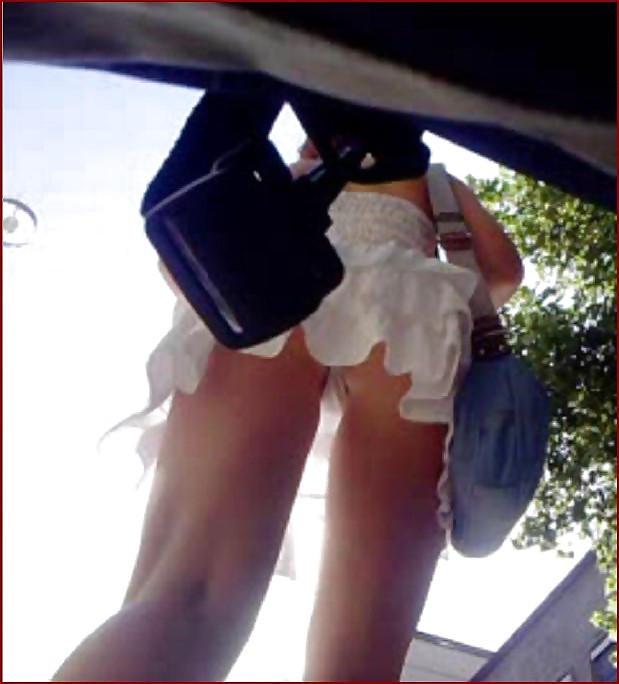 Upskirt jeune Avec Chatte Rasée En Tanga Blanc Chaud #12191544