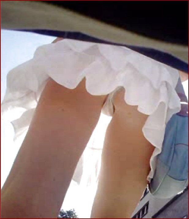 Upskirt jeune Avec Chatte Rasée En Tanga Blanc Chaud #12191639