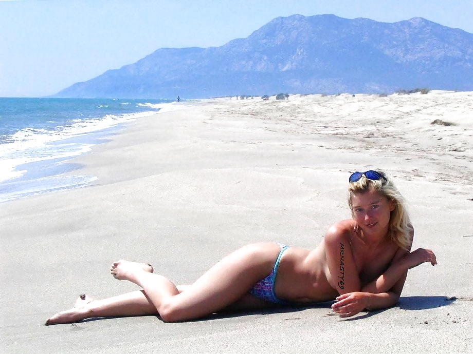 Sexy moglie nuda sulla spiaggia
 #10756529