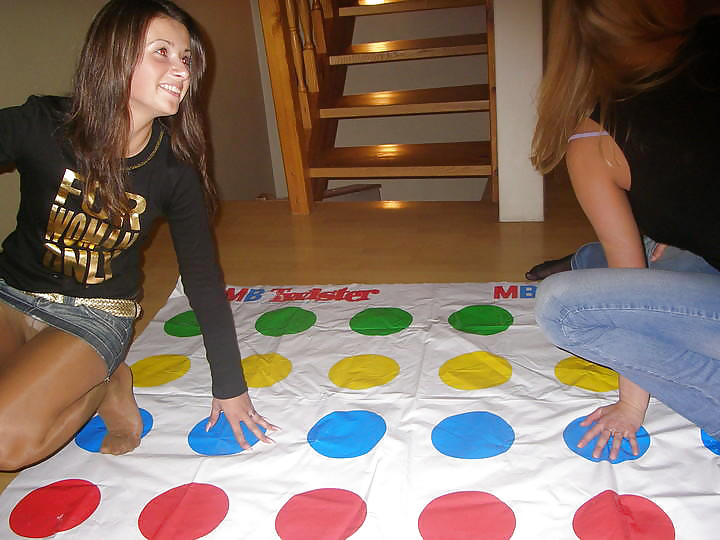 Jouant Twister, Upskirt, Nu Et Downblouse #2757047