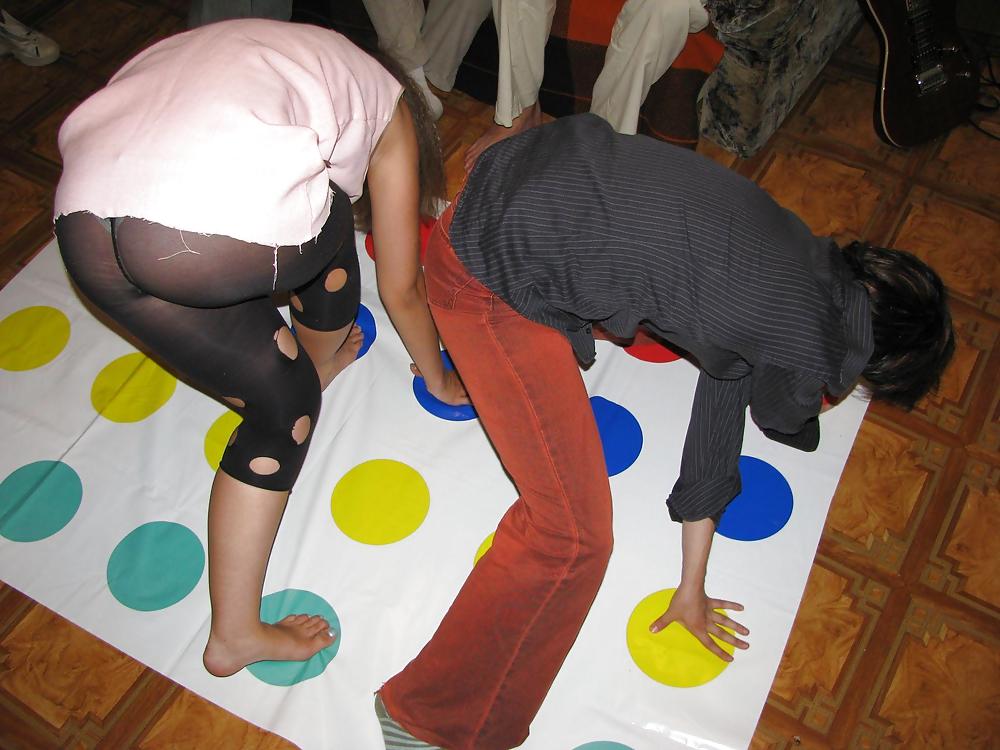 Jugando al twister, con falda, desnuda y con blusa
 #2757254