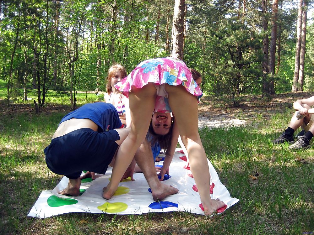 Jouant Twister, Upskirt, Nu Et Downblouse #2757306